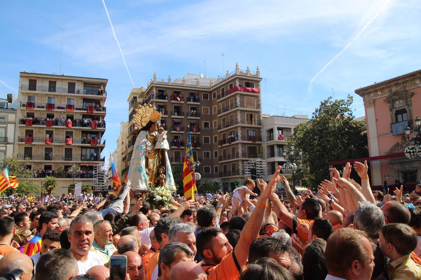 Traslado de la Mare de Déu, la Virgen de los Desamparados, en 2019. Un momento del traslado entre la basílica y la catedral de Valencia, celebrado después de la Misa de Infantes.