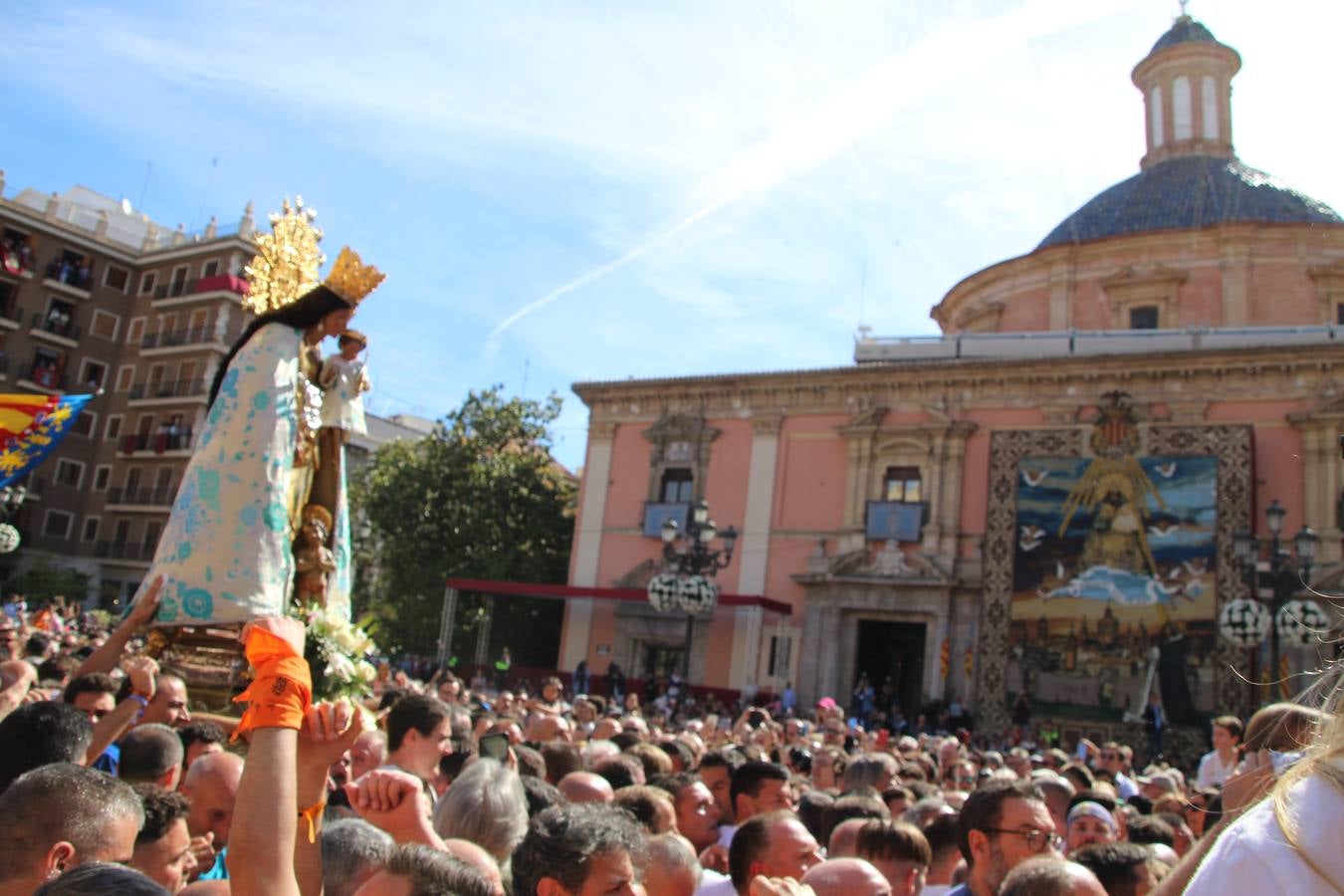 Traslado de la Mare de Déu, la Virgen de los Desamparados, en 2019. Un momento del traslado entre la basílica y la catedral de Valencia, celebrado después de la Misa de Infantes.