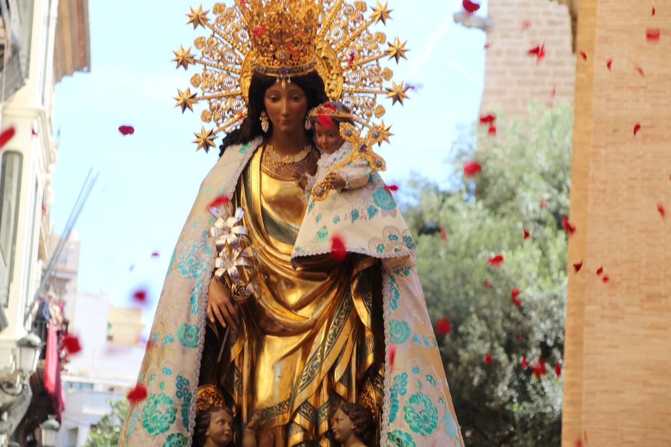 Traslado de la Mare de Déu, la Virgen de los Desamparados, en 2019. Un momento del traslado entre la basílica y la catedral de Valencia, celebrado después de la Misa de Infantes.