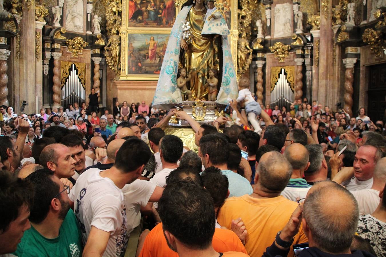 Traslado de la Mare de Déu, la Virgen de los Desamparados, en 2019. Un momento del traslado entre la basílica y la catedral de Valencia, celebrado después de la Misa de Infantes.