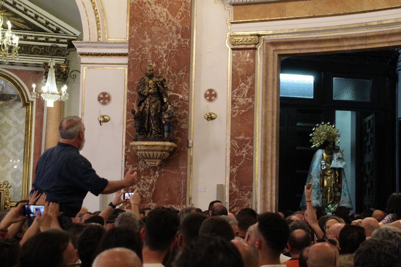 Traslado de la Mare de Déu, la Virgen de los Desamparados, en 2019. Un momento del traslado entre la basílica y la catedral de Valencia, celebrado después de la Misa de Infantes.