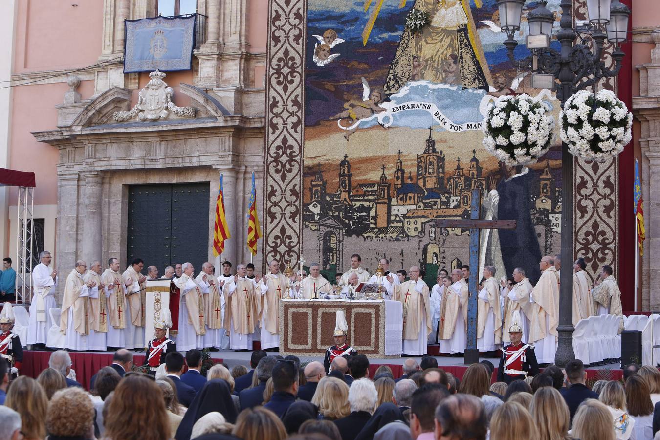 Traslado de la Mare de Déu, la Virgen de los Desamparados, en 2019. Un momento del traslado entre la basílica y la catedral de Valencia, celebrado después de la Misa de Infantes.