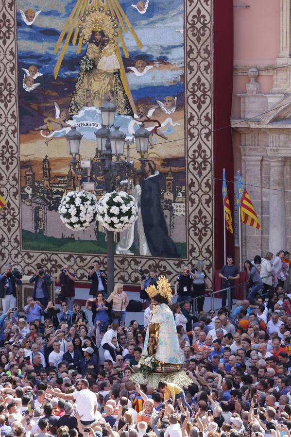 Traslado de la Mare de Déu, la Virgen de los Desamparados, en 2019. Un momento del traslado entre la basílica y la catedral de Valencia, celebrado después de la Misa de Infantes.