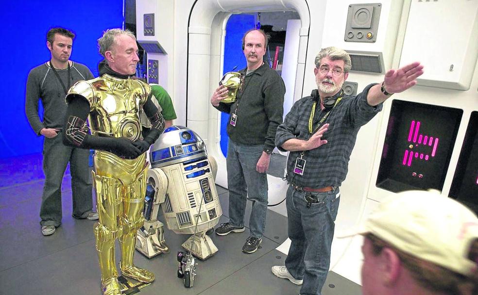 Anthony Daniels se prepara para rodar una secuencia como C-3PO bajo la dirección de George Lucas.