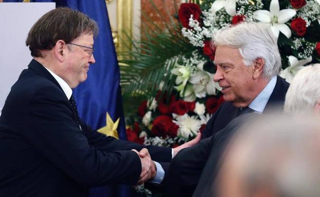 El expresidente Felipe González y el presidente valenciano, Ximo Puig, en la capilla ardiente de Alfredo Pérez Rubalcaba.