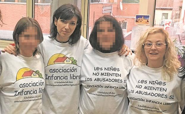 La expareja del padre de la niña secuestrada (izquierda), con María Sevilla (derecha).