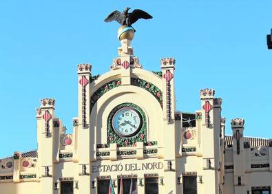 Imagen secundaria 1 - Edificio del puerto, estación del Norte y edificio de Correos.