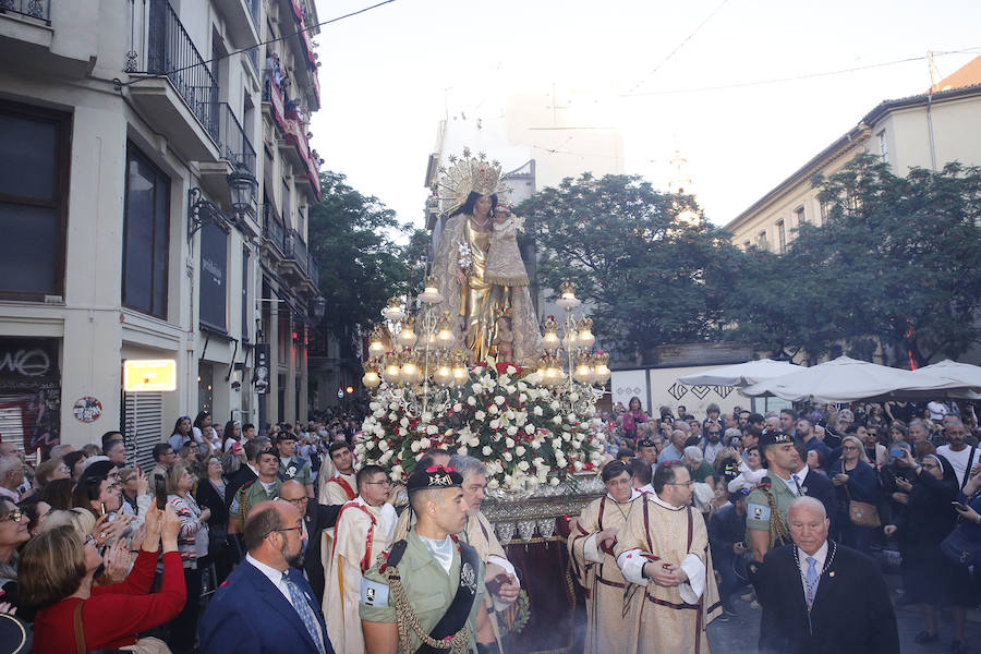 Un centenar de asociaciones cívicas y confesionales acompañan a la Virgen de los Desamparados en la procesión general que recorre esta tarde las calles del centro histórico de Valencia.