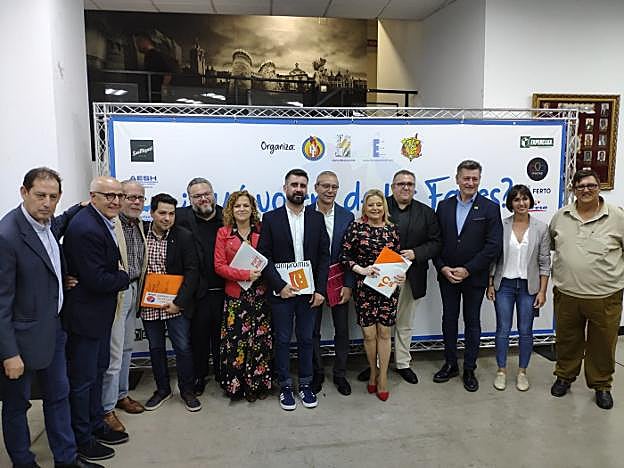 Políticos y representantes de entidades falleras en un debate organizado por la Interagrupación de Fallas de Valencia. 