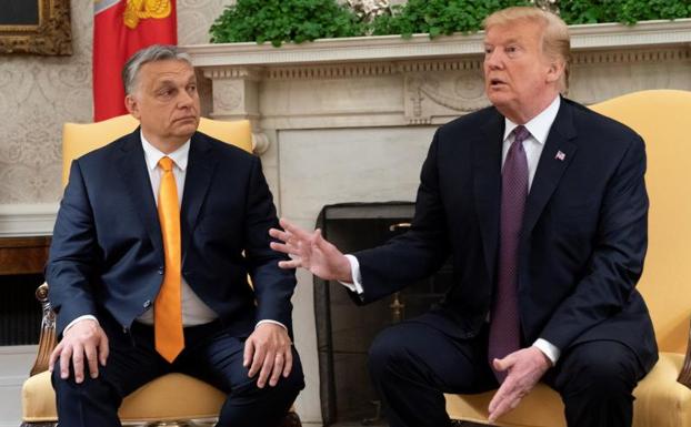 Donald Trump saluda a Viktor Orban durante su encuentro en el Despacho Oval.