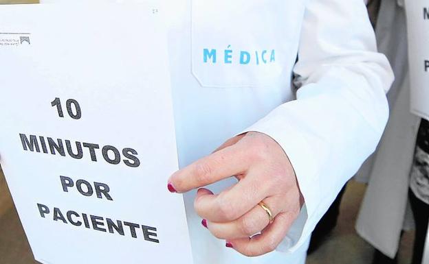 Médico en una protesta a las puertas de un centro de salud. 