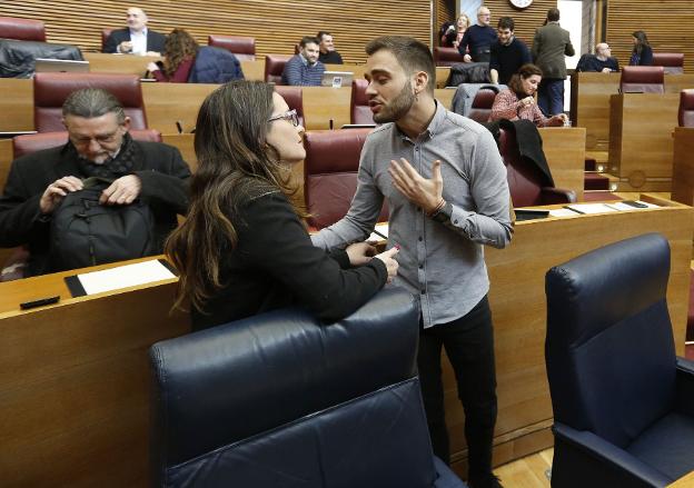 Oltra y Ferri hablan en Les Corts. 