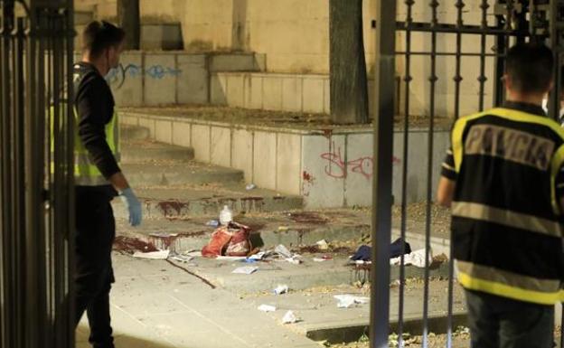 Agentes de la Policía Nacional junto a los restos del apuñalamiento. 