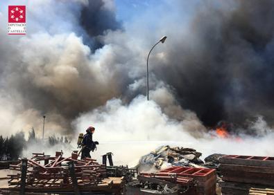 Imagen secundaria 1 - Incendio en una planta de reciclaje de Almassora