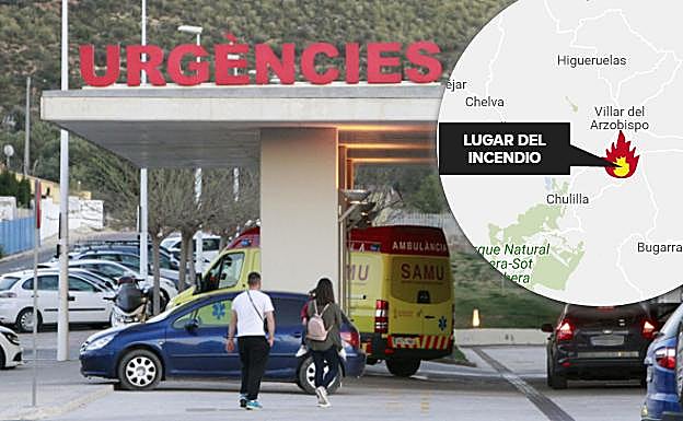 Un SAMU en la entrada de Urgencias del Hospital de Llíria y ubicación de Villar del Arzobispo, donde se produjo el incendio.
