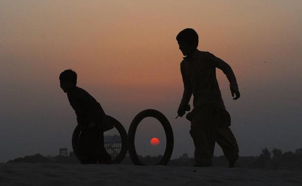 Dos niños juegan al atardecer en Pakistán.