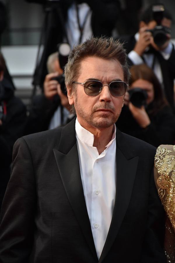 El Festival de cine de Cannes (14 a 25 de mayo) sigue derrochando glamur. Este sábado, con protagonismo español. La película 'Dolor y gloria', de Pedro Almodóvar, fue recibida con un clamor unánime por la prensa internacional y francesa en el Festival de Cannes, tras su proyección el viernes por la noche en liza por la Palma de Oro. Pedro Almodóvar se mostraba emocionado tras las buenas críticas del filme, a la espera de ver si dentro de una semana gana, por fin, la Palma de Oro, al sexto intento..