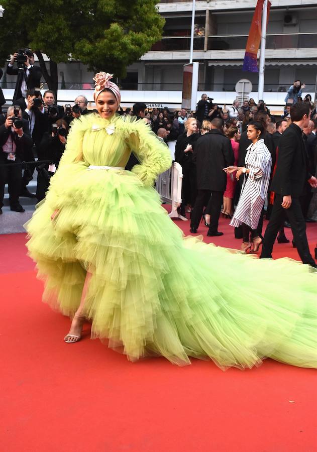 El Festival de cine de Cannes (14 a 25 de mayo) sigue derrochando glamur. Este sábado, con protagonismo español. La película 'Dolor y gloria', de Pedro Almodóvar, fue recibida con un clamor unánime por la prensa internacional y francesa en el Festival de Cannes, tras su proyección el viernes por la noche en liza por la Palma de Oro. Pedro Almodóvar se mostraba emocionado tras las buenas críticas del filme, a la espera de ver si dentro de una semana gana, por fin, la Palma de Oro, al sexto intento..