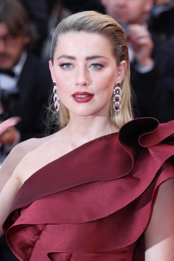 El Festival de cine de Cannes (14 a 25 de mayo) sigue derrochando glamur. Este sábado, con protagonismo español. La película 'Dolor y gloria', de Pedro Almodóvar, fue recibida con un clamor unánime por la prensa internacional y francesa en el Festival de Cannes, tras su proyección el viernes por la noche en liza por la Palma de Oro. Pedro Almodóvar se mostraba emocionado tras las buenas críticas del filme, a la espera de ver si dentro de una semana gana, por fin, la Palma de Oro, al sexto intento..