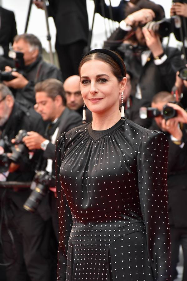 El Festival de cine de Cannes (14 a 25 de mayo) sigue derrochando glamur. Este sábado, con protagonismo español. La película 'Dolor y gloria', de Pedro Almodóvar, fue recibida con un clamor unánime por la prensa internacional y francesa en el Festival de Cannes, tras su proyección el viernes por la noche en liza por la Palma de Oro. Pedro Almodóvar se mostraba emocionado tras las buenas críticas del filme, a la espera de ver si dentro de una semana gana, por fin, la Palma de Oro, al sexto intento..