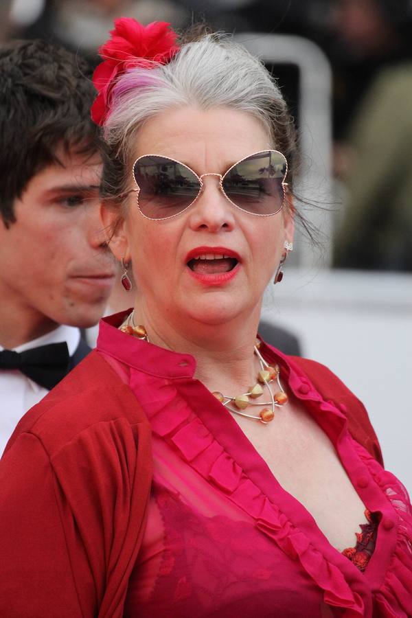 El Festival de cine de Cannes (14 a 25 de mayo) sigue derrochando glamur. Este sábado, con protagonismo español. La película 'Dolor y gloria', de Pedro Almodóvar, fue recibida con un clamor unánime por la prensa internacional y francesa en el Festival de Cannes, tras su proyección el viernes por la noche en liza por la Palma de Oro. Pedro Almodóvar se mostraba emocionado tras las buenas críticas del filme, a la espera de ver si dentro de una semana gana, por fin, la Palma de Oro, al sexto intento..