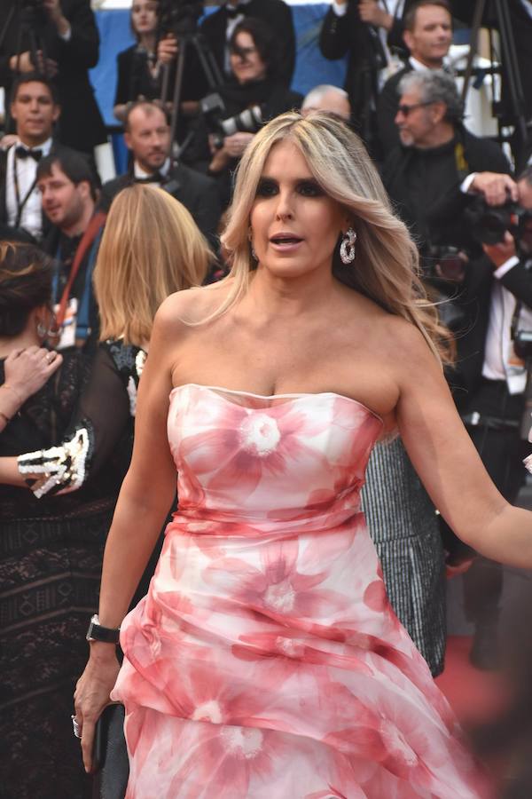 El Festival de cine de Cannes (14 a 25 de mayo) sigue derrochando glamur. Este sábado, con protagonismo español. La película 'Dolor y gloria', de Pedro Almodóvar, fue recibida con un clamor unánime por la prensa internacional y francesa en el Festival de Cannes, tras su proyección el viernes por la noche en liza por la Palma de Oro. Pedro Almodóvar se mostraba emocionado tras las buenas críticas del filme, a la espera de ver si dentro de una semana gana, por fin, la Palma de Oro, al sexto intento..