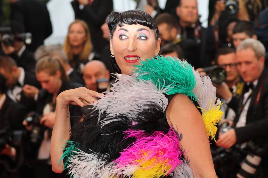 El Festival de cine de Cannes (14 a 25 de mayo) sigue derrochando glamur. Este sábado, con protagonismo español. La película 'Dolor y gloria', de Pedro Almodóvar, fue recibida con un clamor unánime por la prensa internacional y francesa en el Festival de Cannes, tras su proyección el viernes por la noche en liza por la Palma de Oro. Pedro Almodóvar se mostraba emocionado tras las buenas críticas del filme, a la espera de ver si dentro de una semana gana, por fin, la Palma de Oro, al sexto intento..