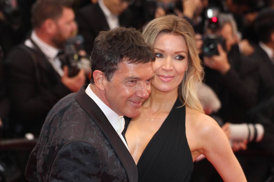 El Festival de cine de Cannes (14 a 25 de mayo) sigue derrochando glamur. Este sábado, con protagonismo español. La película 'Dolor y gloria', de Pedro Almodóvar, fue recibida con un clamor unánime por la prensa internacional y francesa en el Festival de Cannes, tras su proyección el viernes por la noche en liza por la Palma de Oro. Pedro Almodóvar se mostraba emocionado tras las buenas críticas del filme, a la espera de ver si dentro de una semana gana, por fin, la Palma de Oro, al sexto intento..