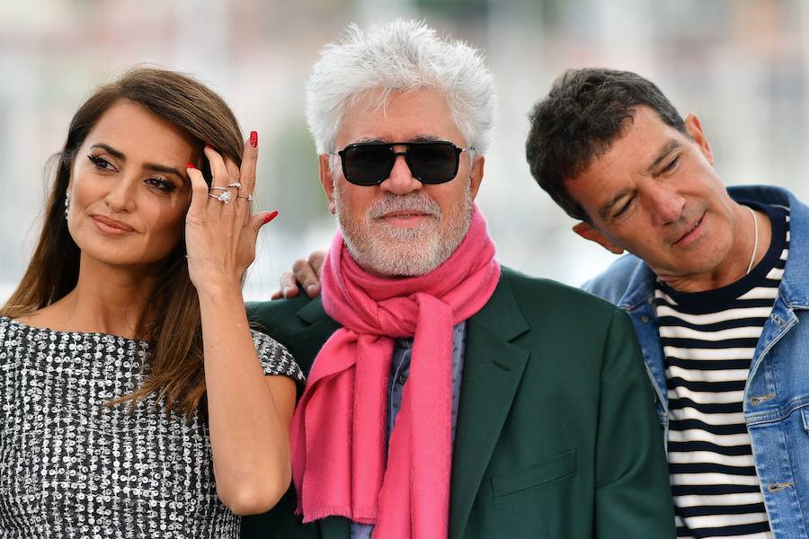 El Festival de cine de Cannes (14 a 25 de mayo) sigue derrochando glamur. Este sábado, con protagonismo español. La película 'Dolor y gloria', de Pedro Almodóvar, fue recibida con un clamor unánime por la prensa internacional y francesa en el Festival de Cannes, tras su proyección el viernes por la noche en liza por la Palma de Oro. Pedro Almodóvar se mostraba emocionado tras las buenas críticas del filme, a la espera de ver si dentro de una semana gana, por fin, la Palma de Oro, al sexto intento..