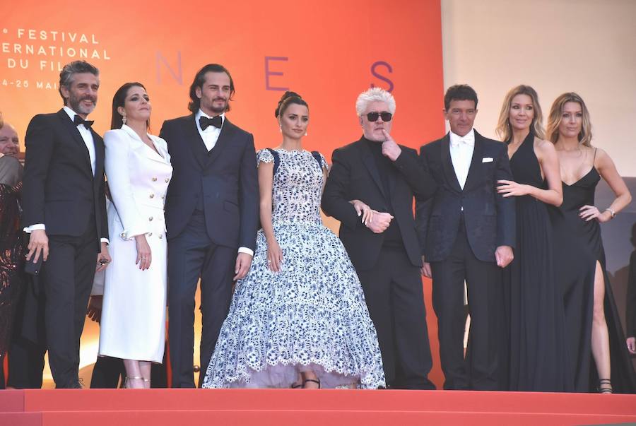 El Festival de cine de Cannes (14 a 25 de mayo) sigue derrochando glamur. Este sábado, con protagonismo español. La película 'Dolor y gloria', de Pedro Almodóvar, fue recibida con un clamor unánime por la prensa internacional y francesa en el Festival de Cannes, tras su proyección el viernes por la noche en liza por la Palma de Oro. Pedro Almodóvar se mostraba emocionado tras las buenas críticas del filme, a la espera de ver si dentro de una semana gana, por fin, la Palma de Oro, al sexto intento..