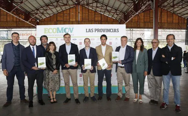 Los premiados de la edición 2019 posan con los cargos políticos que han entregado los premios y directivos de LAS PROVINCIAS.