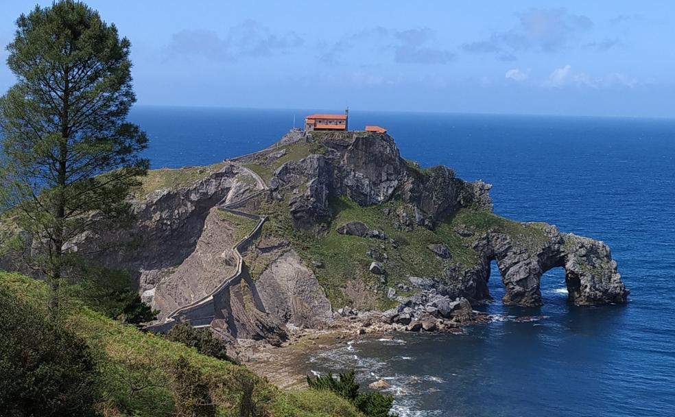 Ermita de San Juan de Gaztelugatxe, Rocadragón en Juego de Tronos. Ilustrar un spoiler sin spoilear es muy difícil, así que hemos puesto esta foto porque es preciosa y es un de los escenarios de la serie