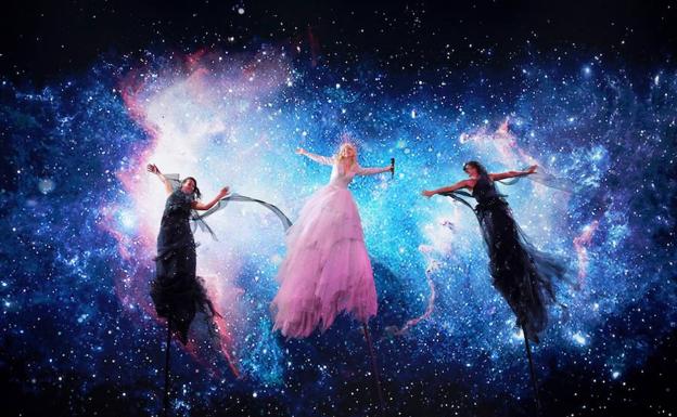 Kate Miller-Heidke canta 'Zero Gravity'. 