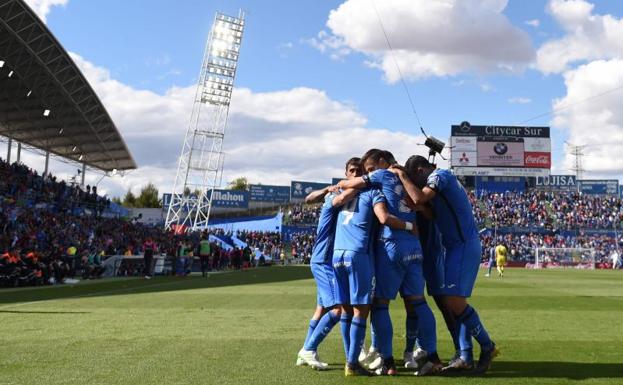 Los jugadores del Getafe celebran uno de los goles ante el Villarreal. 