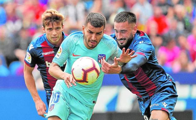 Cabaco y Correa luchan por el balón durante el partido de ayer en el Ciutat de València.