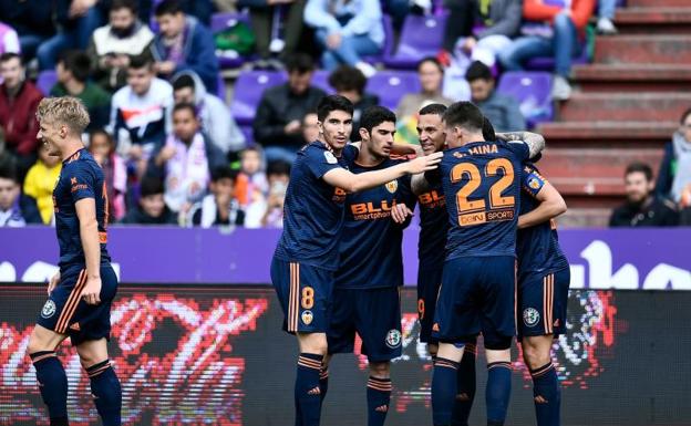 Los futbolistas del Valencia celebran uno de los goles que sellaron el boleto del conjunto che para la Champions. 