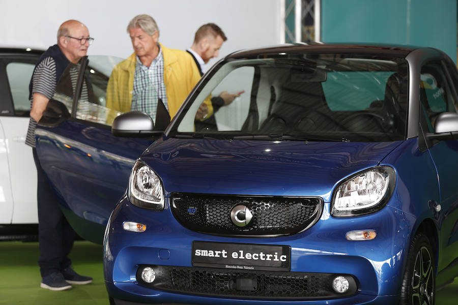 Éxito rotundo de la Feria ECOMOV. Miles de personas se han acercado a La Marina de Valencia para conocer las últimas novedades en eco-movilidad: coches, motos y bicicletas eléctricas. Del viernes 17 al domingo 19 de mayo, se han realizado cientos de pruebas para dar a conocer al público la realidad de los nuevos vehículos ecológicos.