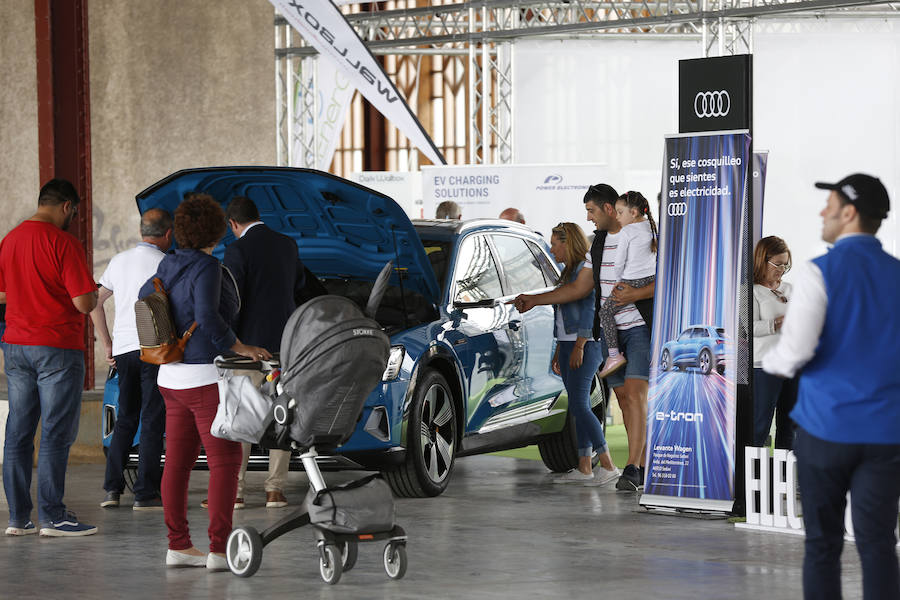 Éxito rotundo de la Feria ECOMOV. Miles de personas se han acercado a La Marina de Valencia para conocer las últimas novedades en eco-movilidad: coches, motos y bicicletas eléctricas. Del viernes 17 al domingo 19 de mayo, se han realizado cientos de pruebas para dar a conocer al público la realidad de los nuevos vehículos ecológicos.