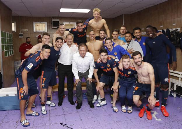 Lim y Murthy posan en el vestuario del estadio de Zorrilla con los jugadores del Valencia. 