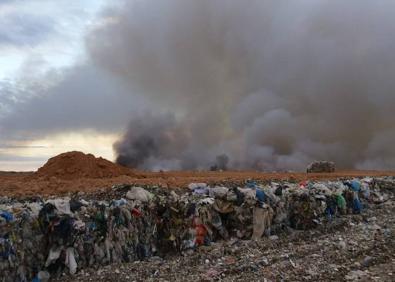 Imagen secundaria 1 - El incendio de un basurero en Caudete de las Fuentes quema 4.000 metros de plástico