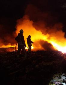 Imagen secundaria 2 - El incendio de un basurero en Caudete de las Fuentes quema 4.000 metros de plástico