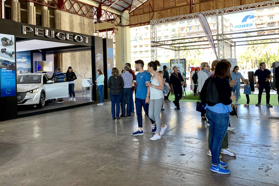 Éxito rotundo de la Feria ECOMOV. Miles de personas se han acercado a La Marina de Valencia para conocer las últimas novedades en eco-movilidad: coches, motos y bicicletas eléctricas. Del viernes 17 al domingo 19 de mayo, se han realizado cientos de pruebas para dar a conocer al público la realidad de los nuevos vehículos ecológicos.