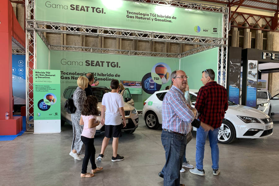 Éxito rotundo de la Feria ECOMOV. Miles de personas se han acercado a La Marina de Valencia para conocer las últimas novedades en eco-movilidad: coches, motos y bicicletas eléctricas. Del viernes 17 al domingo 19 de mayo, se han realizado cientos de pruebas para dar a conocer al público la realidad de los nuevos vehículos ecológicos.