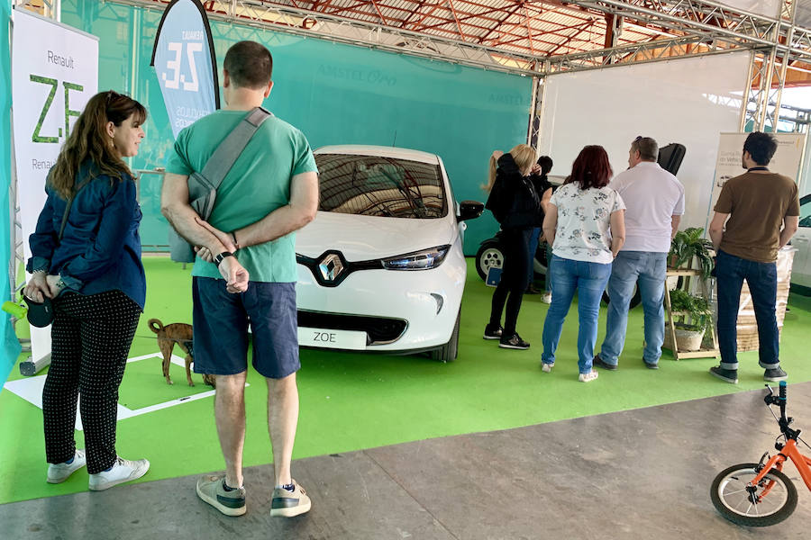 Éxito rotundo de la Feria ECOMOV. Miles de personas se han acercado a La Marina de Valencia para conocer las últimas novedades en eco-movilidad: coches, motos y bicicletas eléctricas. Del viernes 17 al domingo 19 de mayo, se han realizado cientos de pruebas para dar a conocer al público la realidad de los nuevos vehículos ecológicos.