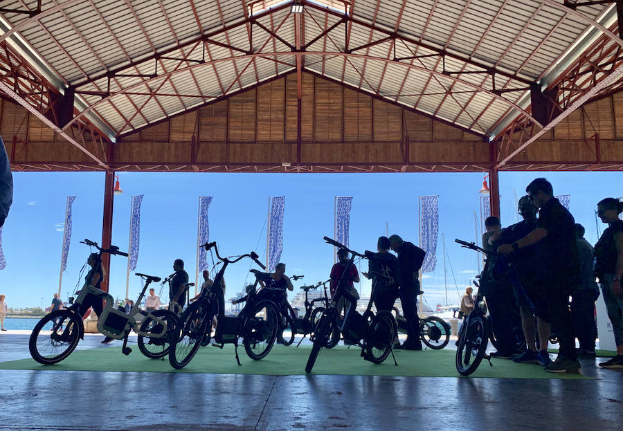 Éxito rotundo de la Feria ECOMOV. Miles de personas se han acercado a La Marina de Valencia para conocer las últimas novedades en eco-movilidad: coches, motos y bicicletas eléctricas. Del viernes 17 al domingo 19 de mayo, se han realizado cientos de pruebas para dar a conocer al público la realidad de los nuevos vehículos ecológicos.