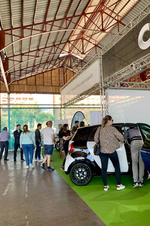 Éxito rotundo de la Feria ECOMOV. Miles de personas se han acercado a La Marina de Valencia para conocer las últimas novedades en eco-movilidad: coches, motos y bicicletas eléctricas. Del viernes 17 al domingo 19 de mayo, se han realizado cientos de pruebas para dar a conocer al público la realidad de los nuevos vehículos ecológicos.