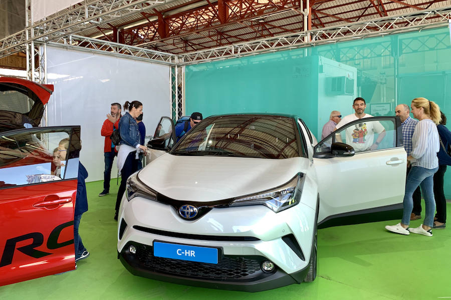 Éxito rotundo de la Feria ECOMOV. Miles de personas se han acercado a La Marina de Valencia para conocer las últimas novedades en eco-movilidad: coches, motos y bicicletas eléctricas. Del viernes 17 al domingo 19 de mayo, se han realizado cientos de pruebas para dar a conocer al público la realidad de los nuevos vehículos ecológicos.