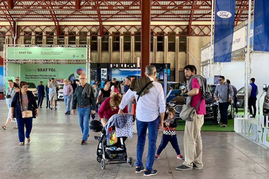 Éxito rotundo de la Feria ECOMOV. Miles de personas se han acercado a La Marina de Valencia para conocer las últimas novedades en eco-movilidad: coches, motos y bicicletas eléctricas. Del viernes 17 al domingo 19 de mayo, se han realizado cientos de pruebas para dar a conocer al público la realidad de los nuevos vehículos ecológicos.