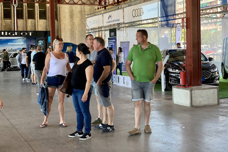 Éxito rotundo de la Feria ECOMOV. Miles de personas se han acercado a La Marina de Valencia para conocer las últimas novedades en eco-movilidad: coches, motos y bicicletas eléctricas. Del viernes 17 al domingo 19 de mayo, se han realizado cientos de pruebas para dar a conocer al público la realidad de los nuevos vehículos ecológicos.