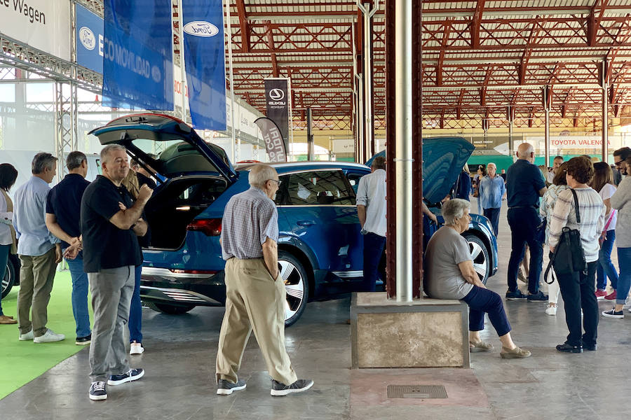 Éxito rotundo de la Feria ECOMOV. Miles de personas se han acercado a La Marina de Valencia para conocer las últimas novedades en eco-movilidad: coches, motos y bicicletas eléctricas. Del viernes 17 al domingo 19 de mayo, se han realizado cientos de pruebas para dar a conocer al público la realidad de los nuevos vehículos ecológicos.